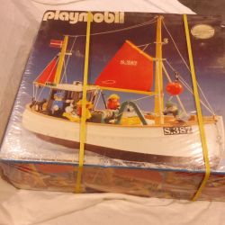 Playmobil Boat Suzanne 3551 Sealed and New with slightly damaged box